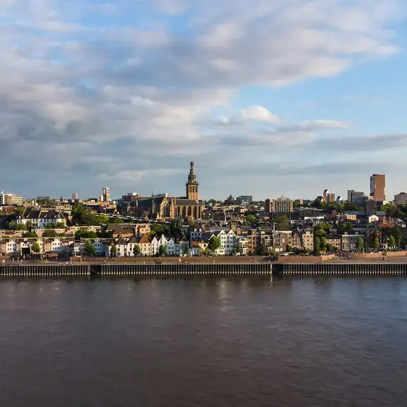 Aangezicht vanaf de Waal op de stad Nijmegen