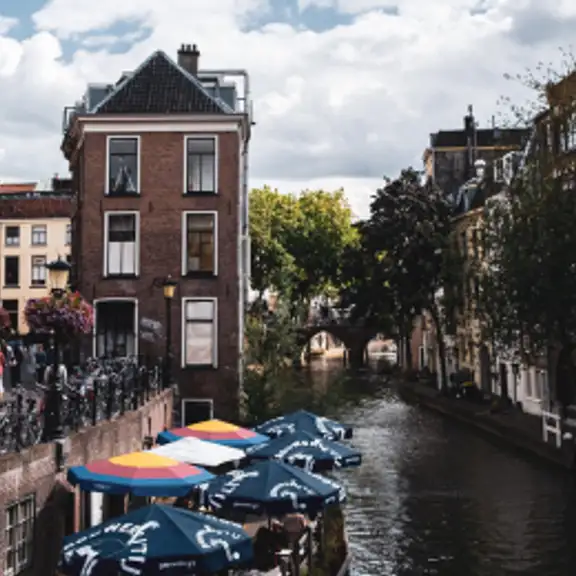 Een gracht met daaraan een terras in Utrecht
