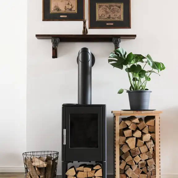 Een houtkachel in een huurwoning met houtopslag