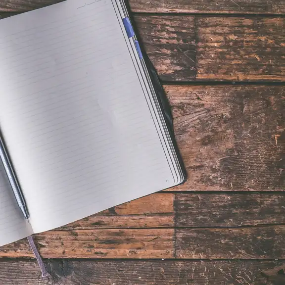 Schrift met pen op een houten ondergrond