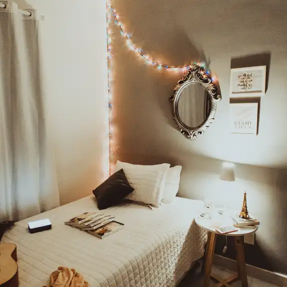 een slaapkamer in een witte kleur met bed en andere meubels