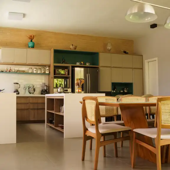 Keuken en eettafel gefotografeerd in daglicht.