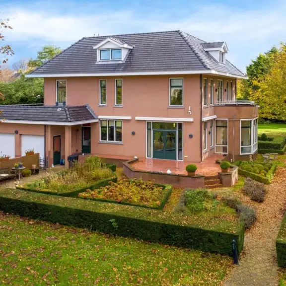 Villa met bruine bakstenen