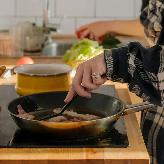 Koken op een inductie kookplaat.