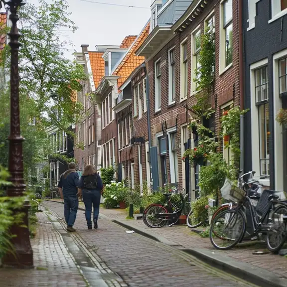 Man en vrouw lopen in een straat met particuliere huurwoningen.
