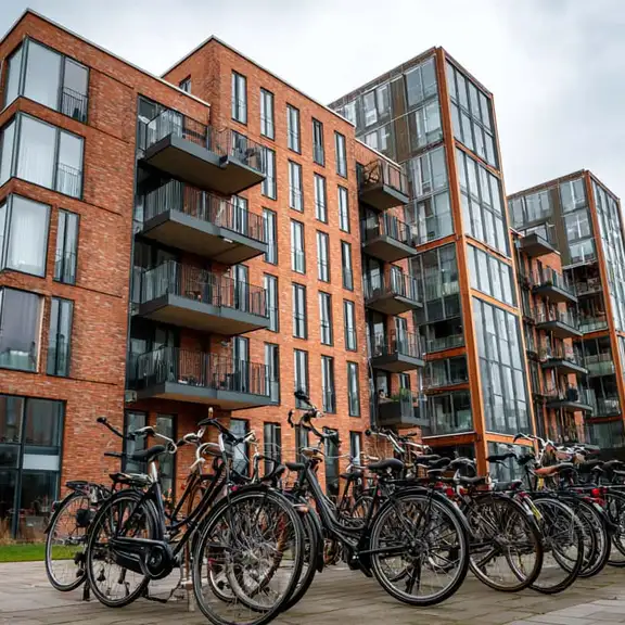 Nieuwe Nederlandse appartementen met fietsen voor de ingang