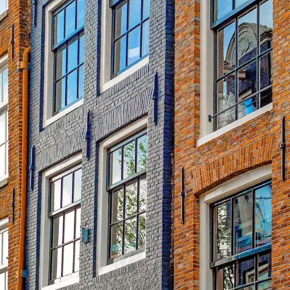 twee bakstenen huizen in de kleur zwart en oranje