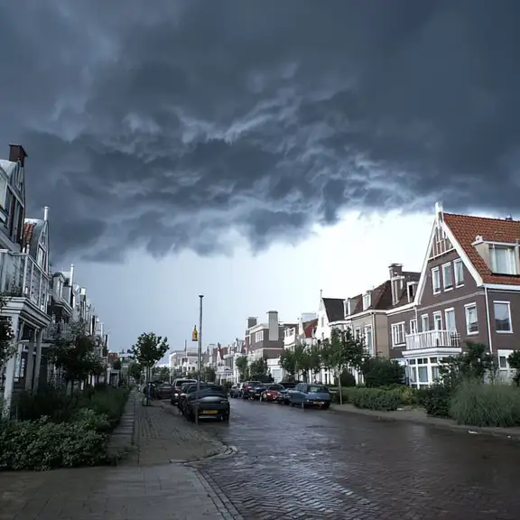 Harde regen en wind tijdens zomerstorm boven huurhuizen