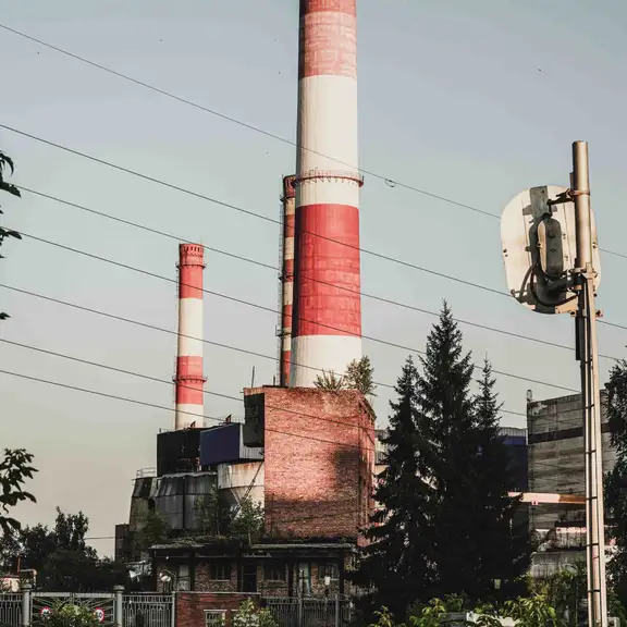 Een energiecentrale met rood witte schoorstenen
