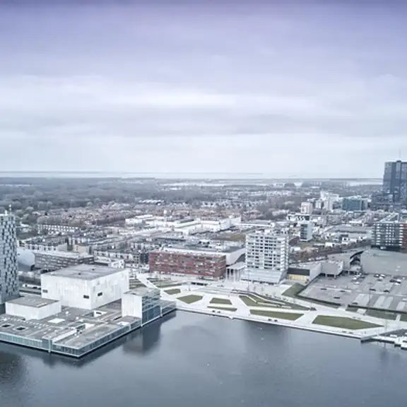 Een luchtfoto van Almere met een panoramisch uitzicht van bovenaf.