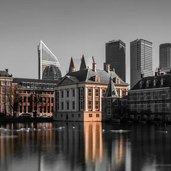 Aangezicht van de hofvijver met de skyline van Den haag op de achtergrond