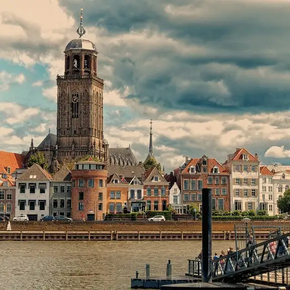 Aangezicht van Deventer gefotografeerd vanaf de overkant van de IJssel