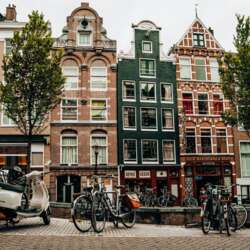 Verschillende grachtenpanden in Amsterdam.