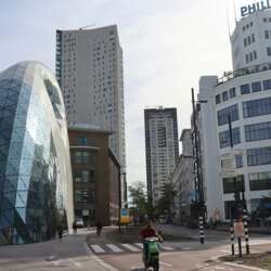 Aangezicht van Eindhoven met Philips gebouw en het gebouw Blob