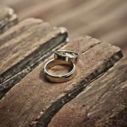 Een ring op een houten ondergrond