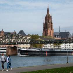 Aangezicht op Maastricht met de Maas op de voorgrond