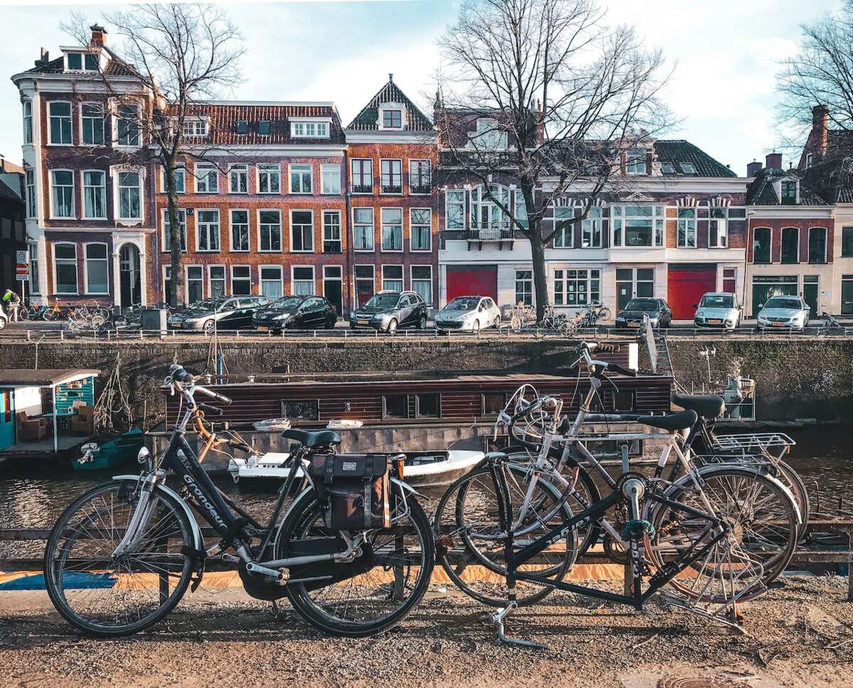 Geparkeerde fietsen langs de diepen in Groningen, de zesde grootste gemeente van Nederland.