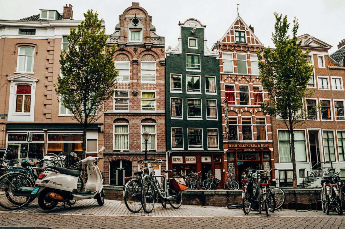 Verschillende grachtenpanden in Amsterdam.
