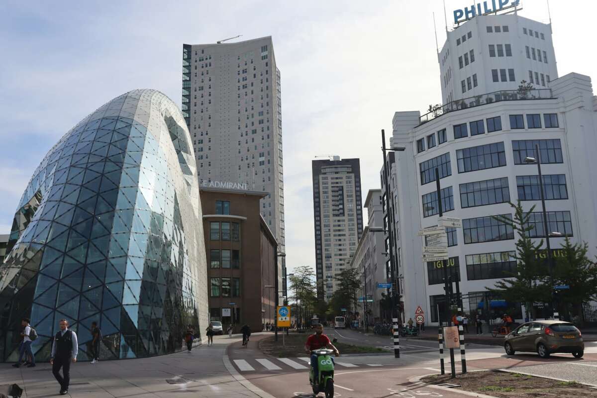 Aangezicht van Eindhoven met Philips gebouw en het gebouw Blob