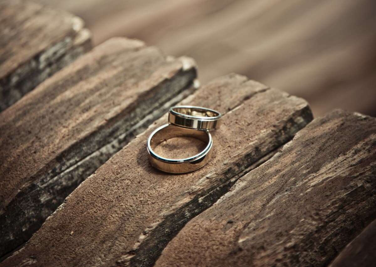 Een ring op een houten ondergrond