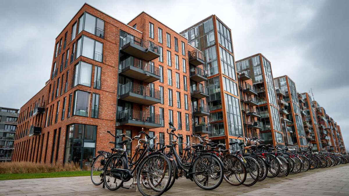Nieuwe Nederlandse appartementen met fietsen voor de ingang