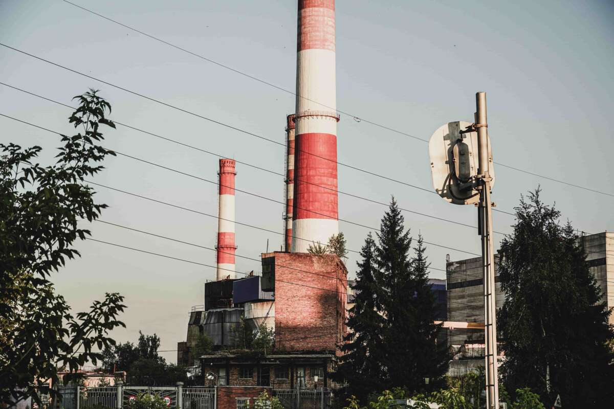 Een energiecentrale met rood witte schoorstenen
