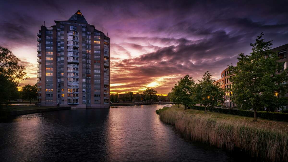 Appartementencomplex met huurwoningen aan het water in Apeldoorn.