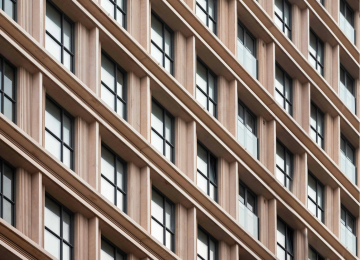 Een close-up van een gebouw met veel ramen in Tilburg