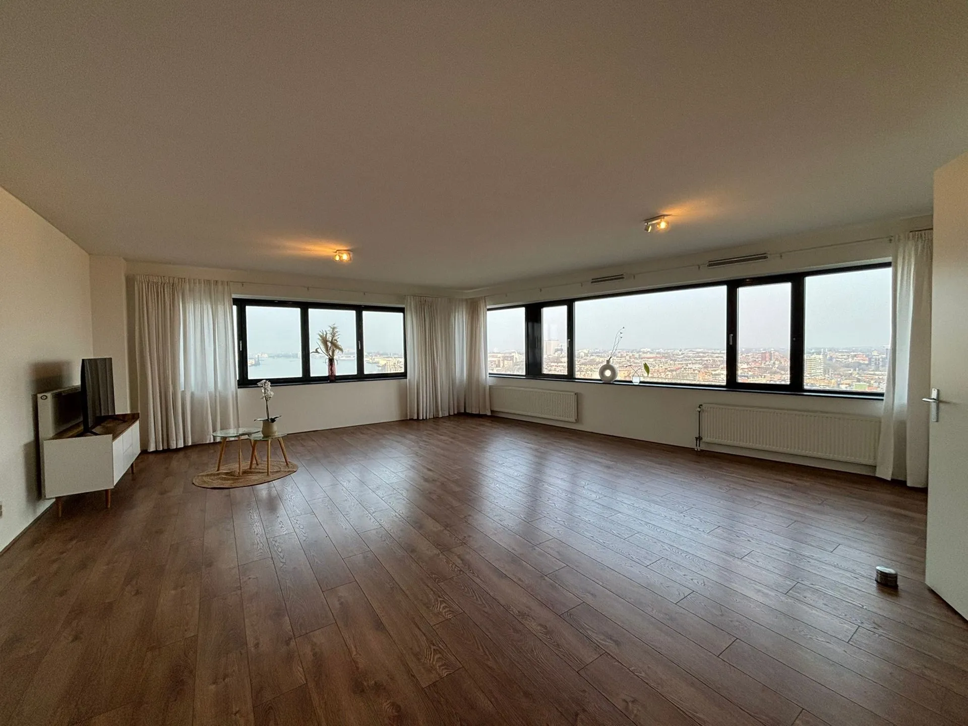 Woning aan de Lloydkade te Rotterdam