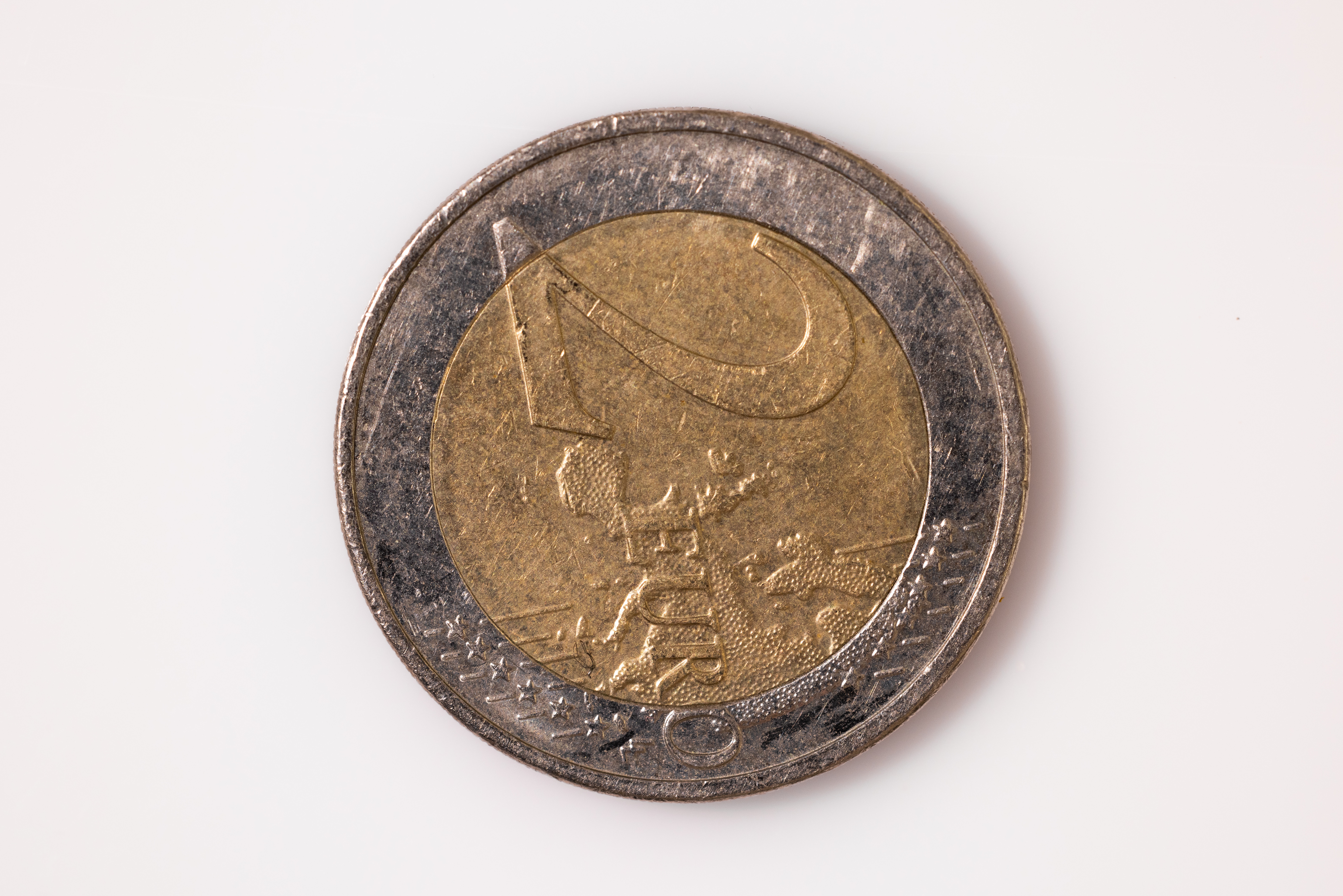 Een twee euro munt op een plat oppervlak.